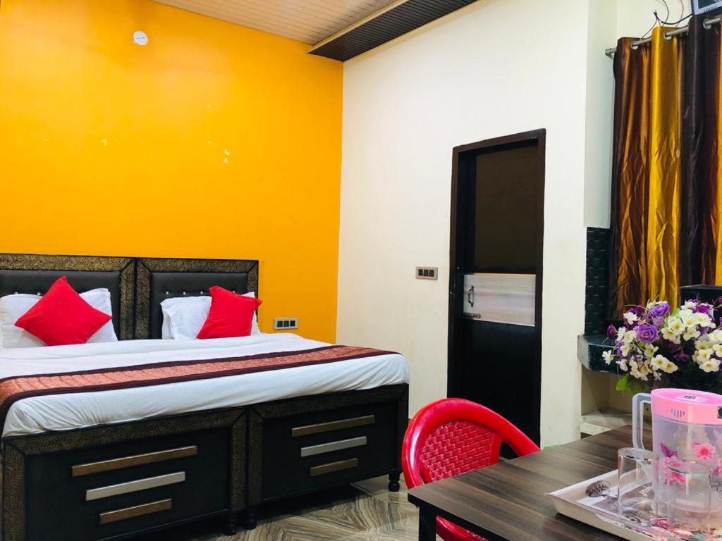 Hotel Tip Top -- Lpu Law Gate -- Family, Students, Couples Phagwāra Extérieur photo