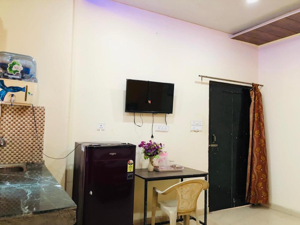 Hotel Tip Top -- Lpu Law Gate -- Family, Students, Couples Phagwāra Extérieur photo