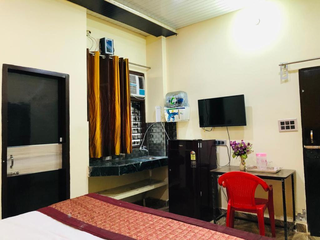 Hotel Tip Top -- Lpu Law Gate -- Family, Students, Couples Phagwāra Extérieur photo